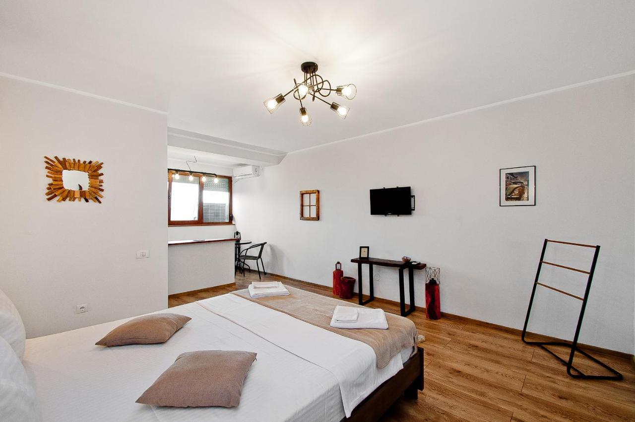 Wood&Steel Apartment กาลาจิ ภายนอก รูปภาพ